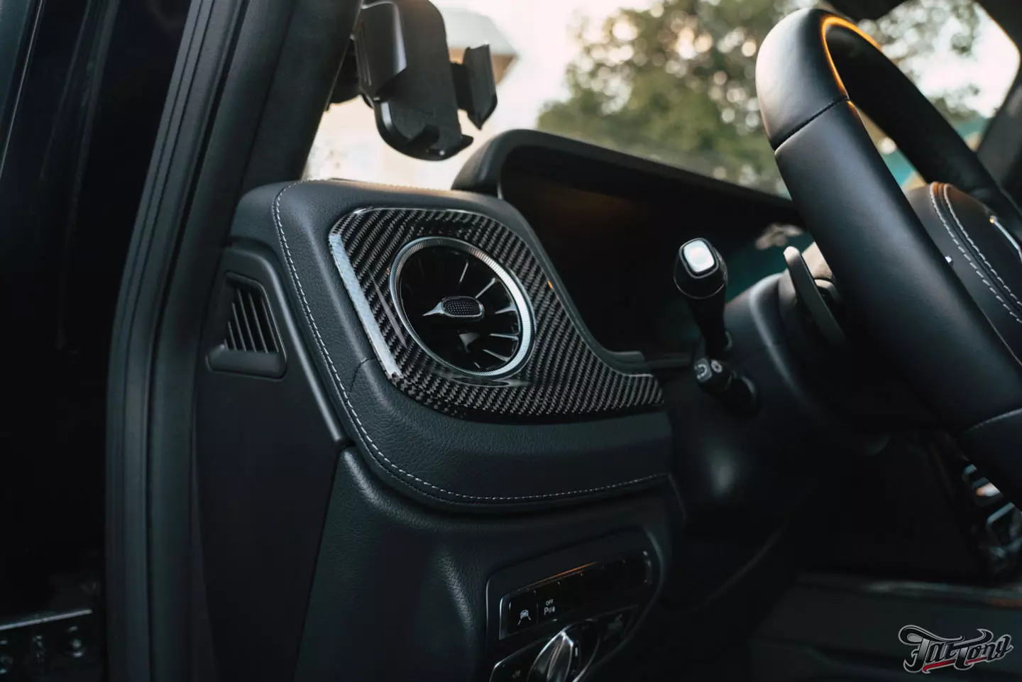 Побортная стереосистема с двумя усилителями на Mercedes G-class. Карбон в салоне. Полировка и керамика кузова, оклейка лобового стекла